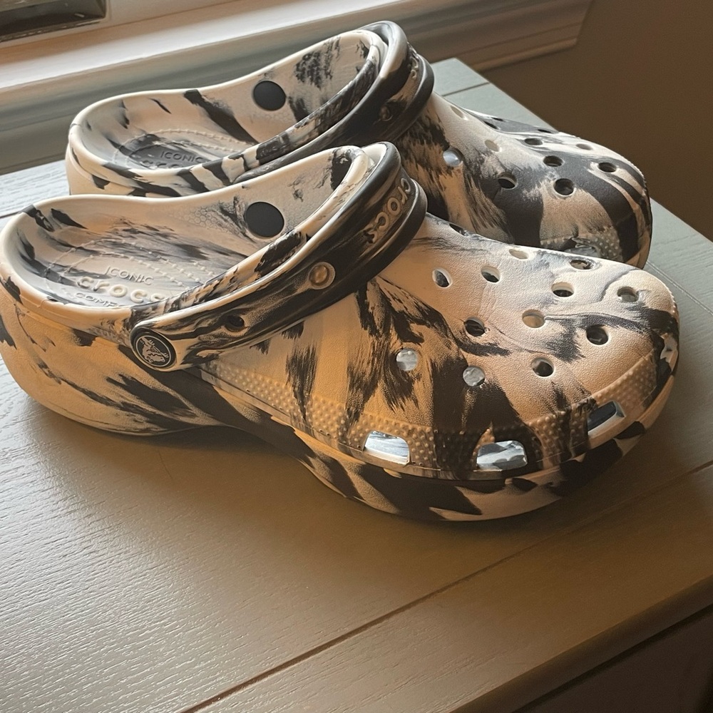 Women’s 8 crocs platform with black and white swirl pattern, barely worn